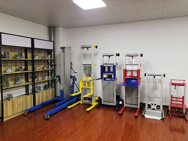 ما هي معدات الرفع المستخدمة في المستودع