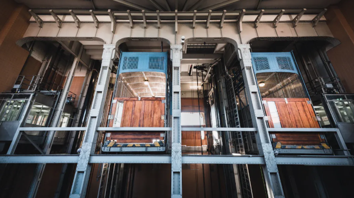 مقارنة أبعاد مصعد الشحن عبر المباني التجارية والسكنية