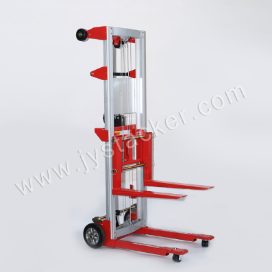 أفضل أنواع معدات التعامل مع المواد لكفاءة المستودع